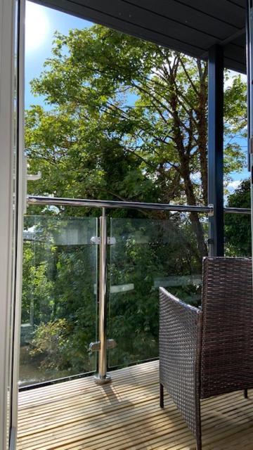 Modern Central Flat With Balcony & Free Parking On-Site Bournemouth Kültér fotó